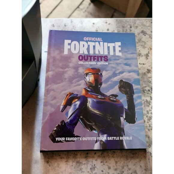 Official Fortnite Bks.: FORTNITE (Official): Outfits : Collectors' Edition - Picture 1 of 8
